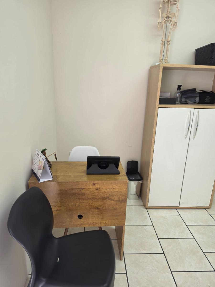 Mesa de atendimento e armário