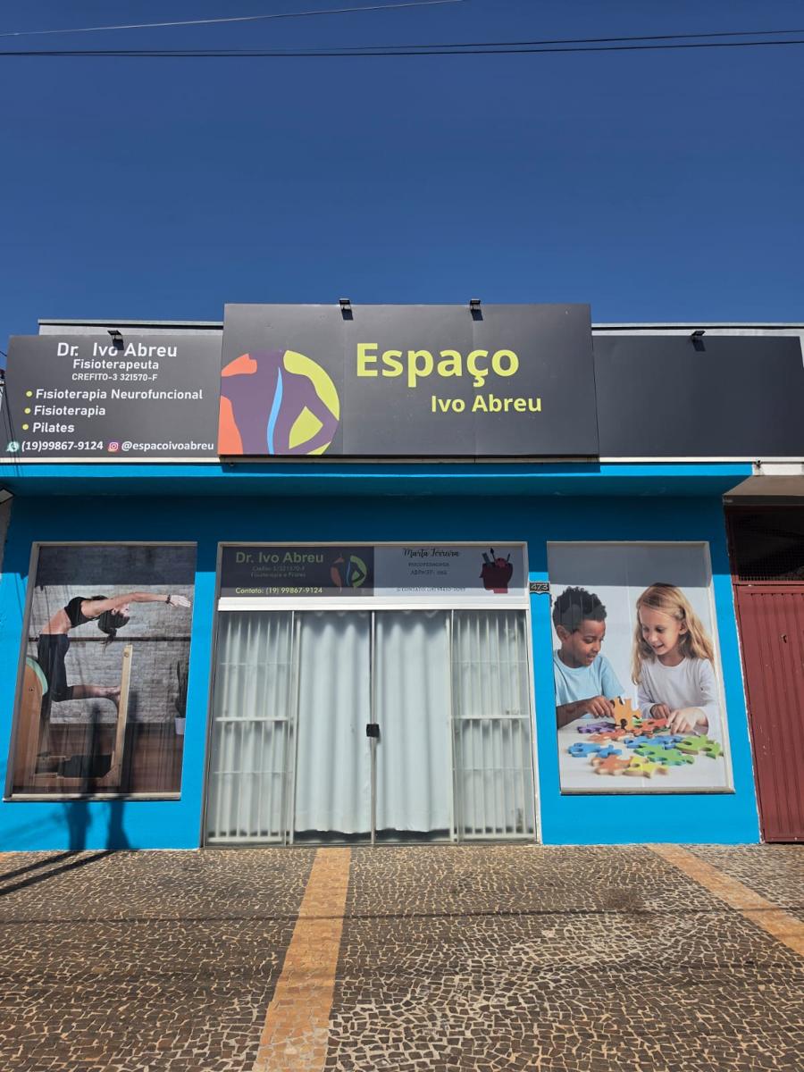 Fachada azul do Espaço Ivo Abreu com letreiro