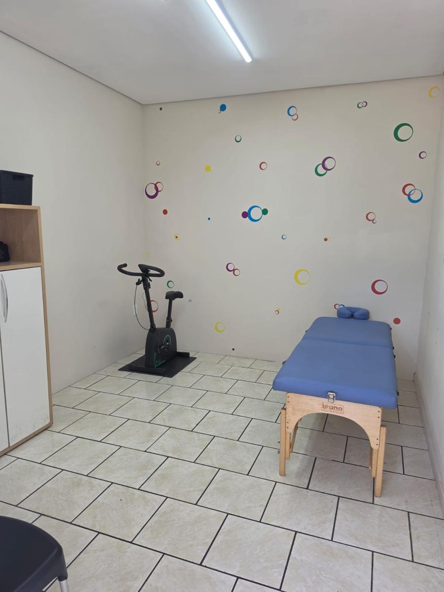 Sala de fisioterapia com maca e bicicleta ergométrica