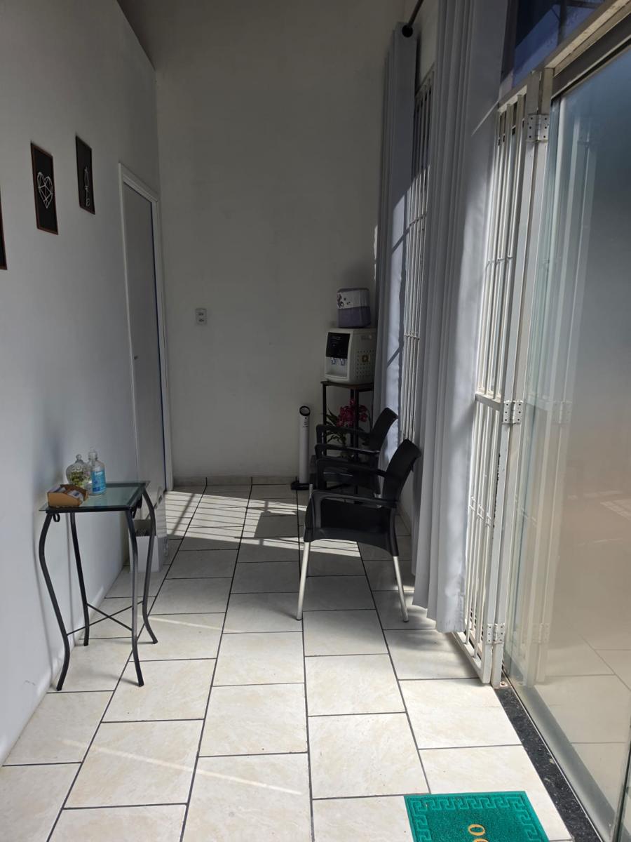 Recepção com cadeiras e mesa de apoio